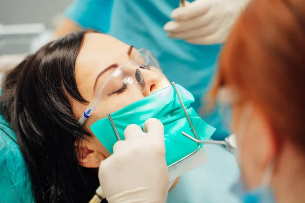 Zahnarzt behandelt Patientin Frauenzähne — Stockfoto