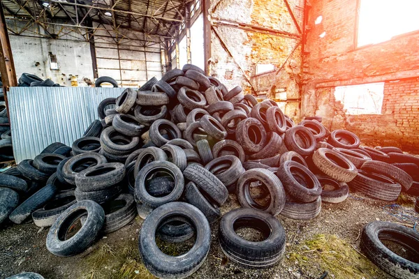 Pile di pneumatici di gomma usati — Foto Stock