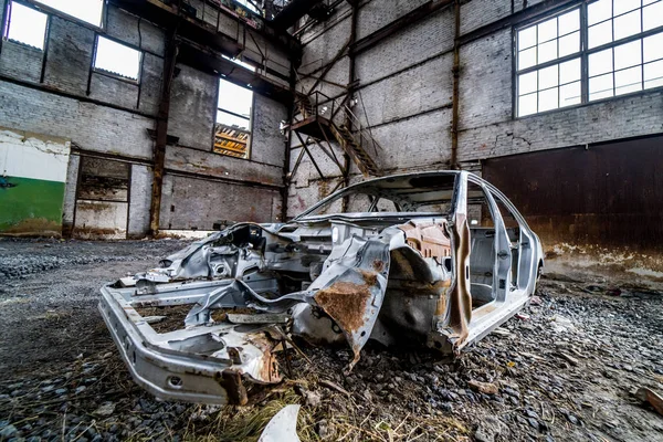 Rottende auto in verlaten fabriek — Stockfoto