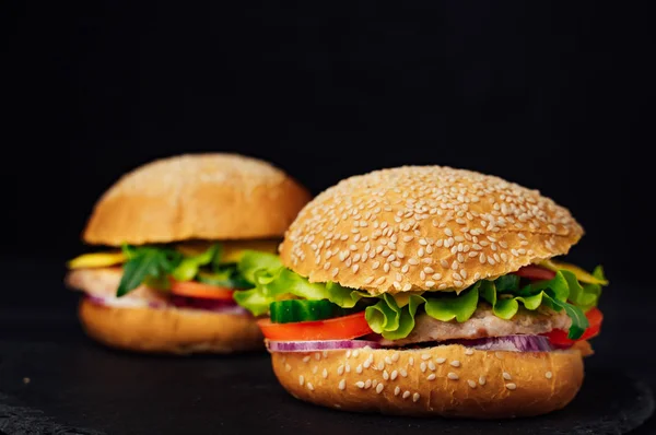 Duas suculentas refeições de hambúrgueres de carne — Fotografia de Stock