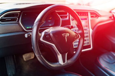 Vinnitsa, Ukrayna - Nisan, 2019. Direksiyon simidi ve gösterge paneli ile bir Tesla elektrikli otomobil iç