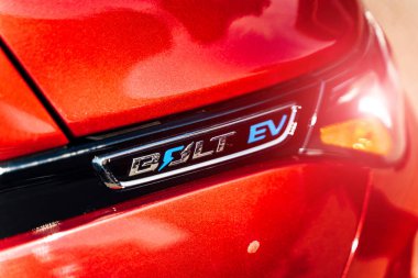 Vinnitsa, Ukrayna - Nisan, 2019. Ev Araba veya Elektrikli araba Chevrolet Bolt. Satılık Modern yeni Arabalar. Araba Bayilik Otoparkı. Yeni Sahipleri.