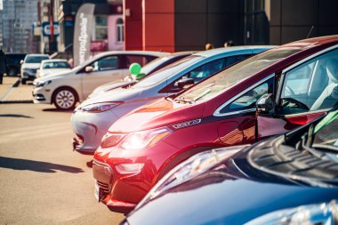 Vinnitsa, Ukrayna - Nisan, 2019. Ev Araba veya Elektrikli araba. Satılık Modern yeni Arabalar. Araba Bayilik Otoparkı. Yeni Sahipleri.