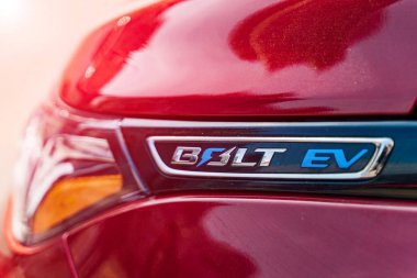 Vinnitsa, Ukrayna - Nisan, 2019. Ev Araba veya Elektrikli araba Chevrolet Bolt. Satılık Modern yeni Arabalar. Araba Bayilik Otoparkı. Yeni Sahipleri.