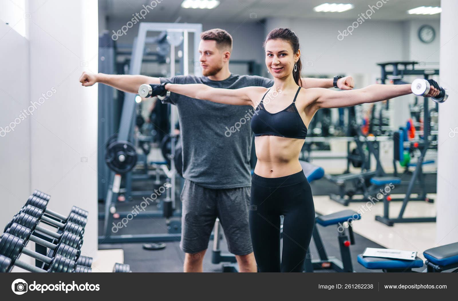 Тренируются в зале. Силовые упражнения в зале. Занятия в тренажерном зале правильно. Люди в тренажерном зале. Занятия в тренажерном зале правильно.