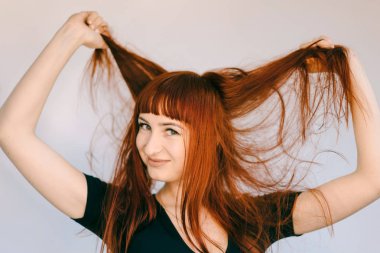 güzel bir genç kadın portresi Studio