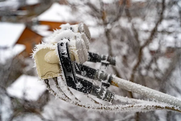 Antena satelitarna w śniegu — Zdjęcie stockowe