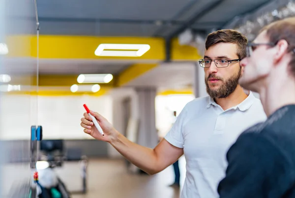 Geschäftsteam arbeitet an Projekt — Stockfoto