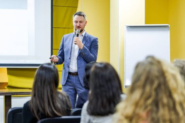 Konuşmacı konferansta konuşma yapar.