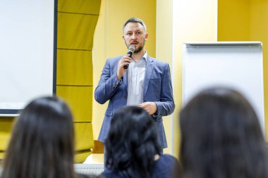 Konuşmacı konferansta konuşma yapar.