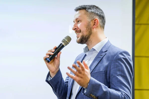 De spreker vertelt de toespraak op de conferentie — Stockfoto