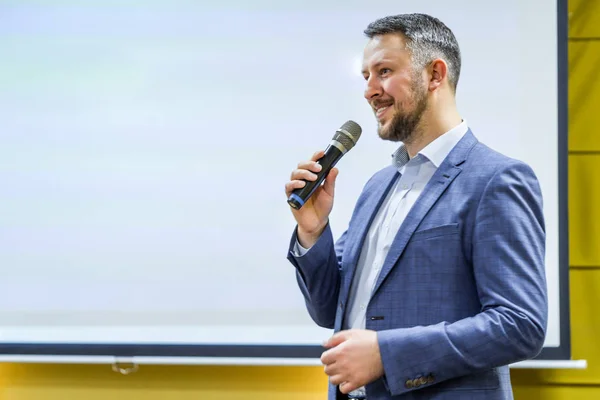 Zakenman spreekt op een podium in een conferentie of seminar — Stockfoto