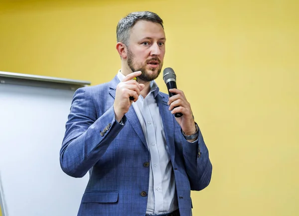 Zakenman spreekt op een podium in een conferentie of seminar — Stockfoto