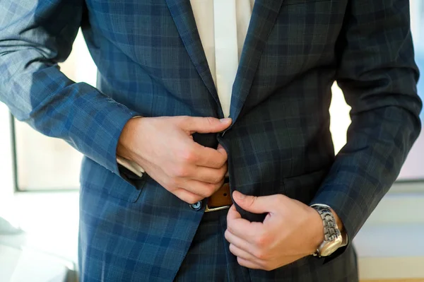 Uomo vestito in abiti formali — Foto Stock