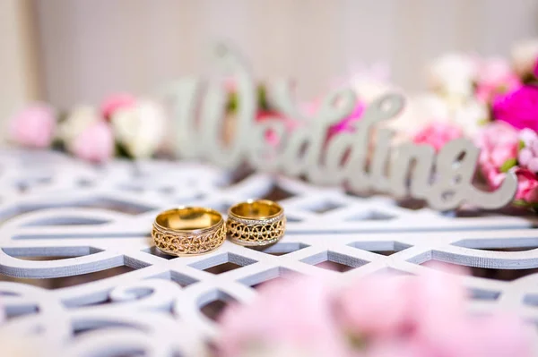 Wedding rings on wooden background — Stock Photo, Image