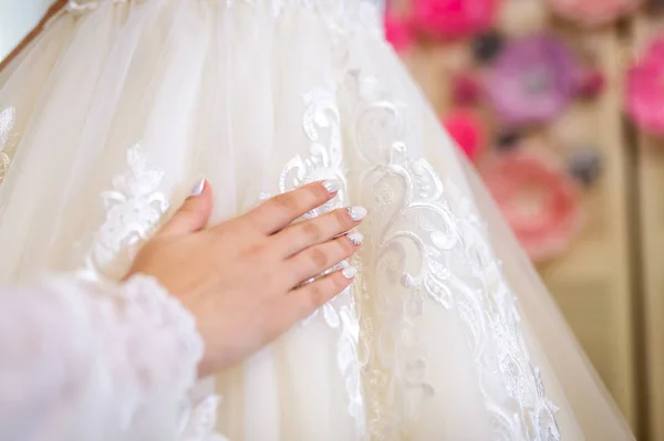 Close up de vestido de noiva branco — Fotografia de Stock