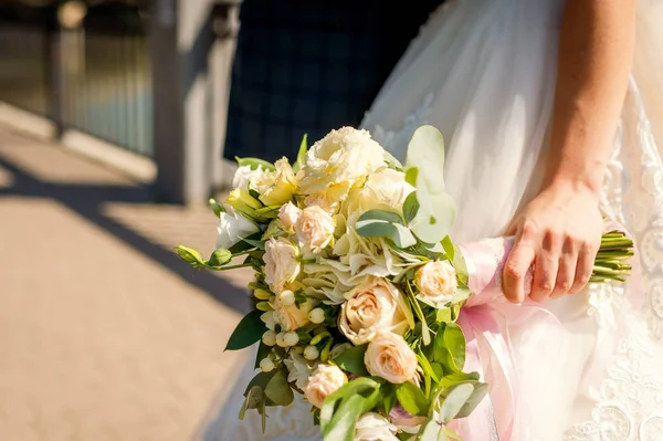 Bouquet of flowers for the bride — Stock Photo, Image