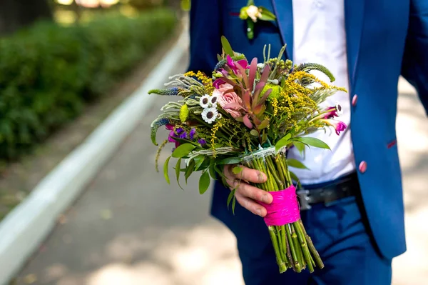 Brudgummen innehav blomma bukett — Stockfoto