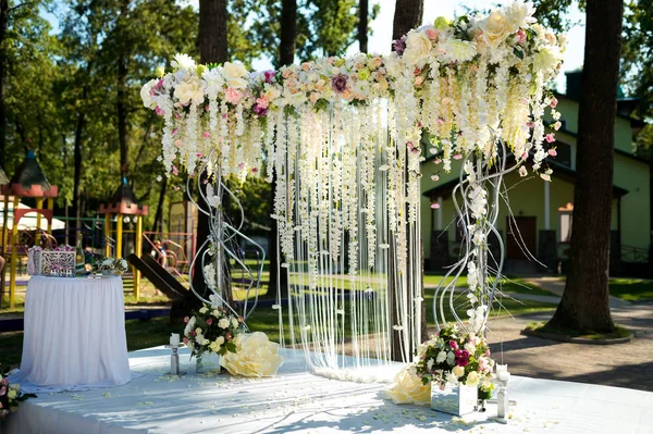 Blomma bröllops båge för ceremonin — Stockfoto