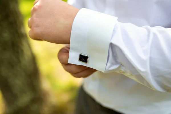 Hände des Bräutigams, der sich im Anzug vorbereitet. Mann macht sich bereit für die Arbeit. — Stockfoto