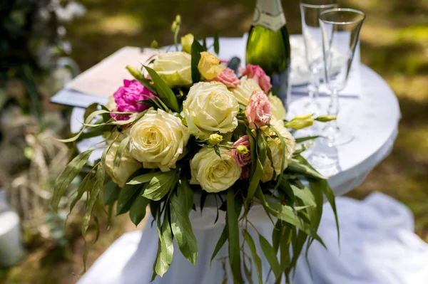 Beautiful wedding decorations for the ceremony outside in sunny weather — Stock Photo, Image