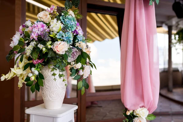 Hermosas decoraciones de boda para la ceremonia al aire libre en tiempo soleado — Foto de Stock