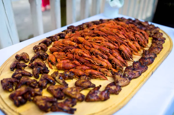 Verse rode gekookte lanen. Grote plaat van smakelijke gekookte rode landinen close-up op tafel. Rivierkreeft naar bier. — Stockfoto