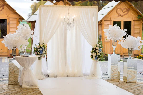 Arco para la ceremonia de boda. Decorado con araña de cristal y flores frescas. Decoraciones de boda. Los recién casados . — Foto de Stock