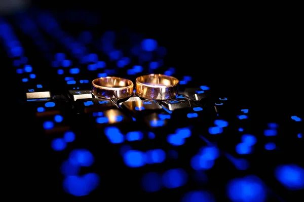 Anillos de boda. Símbolos de boda, atributos. Decoración de boda . — Foto de Stock