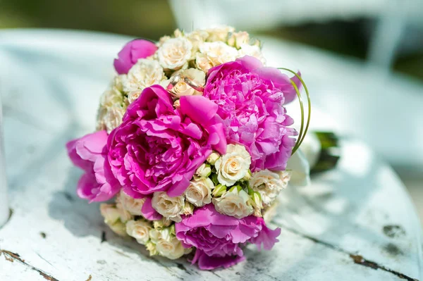 Buquê de casamento. Flores de noiva. Decoração de casamento. Dia do casamento — Fotografia de Stock