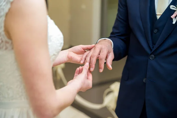 Anelli nuziali. La sposa indossa una fede nuziale sullo sposo . — Foto Stock