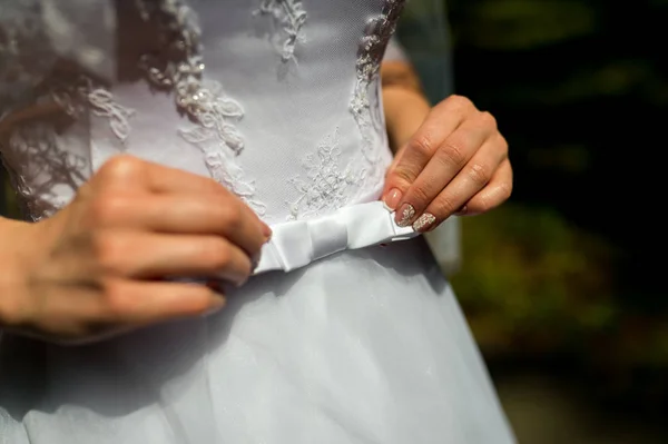 Un primer plano de un vestido de novia con un gran lazo de seda — Foto de Stock