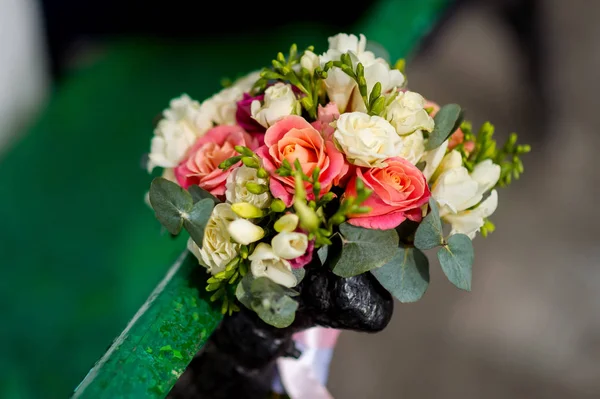 Buquê de casamento. Flores de noiva. Decoração de casamento. Dia do casamento — Fotografia de Stock