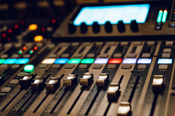 Панель управления звуком и аудиосистемой с кнопками и ползунками. Звуковая студия микширования стол. Панель управления смесителем. Крупный план
.