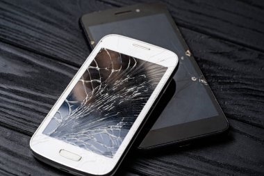 Modern kırık cep telefonu. Kırık ekranlı akıllı telefon