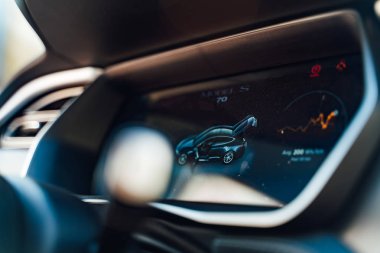 Hibrid araba pano hız göstergesi. Elektrikli araba - showroom yeni model araba sunumu