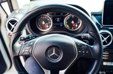 Vinnitsa, Ukrayna - Nisan, 2019. Elektrikli araba Mercedes direksiyon simidi ve pano görünümü