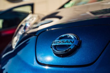Vinnitsa, Ukrayna - Nisan, 2019. Elektrikli araba Nissan Leaf - yeni model araba sunumu. Çevre dostu alternatif enerji konsepti