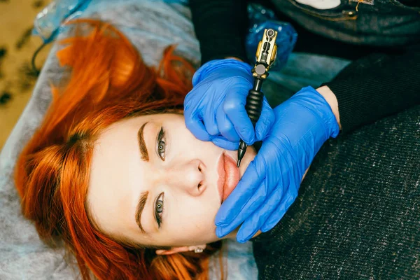 Gezonde Spa: jonge mooie vrouw met permanente make-up tattoo op haar lippen. Close-up — Stockfoto