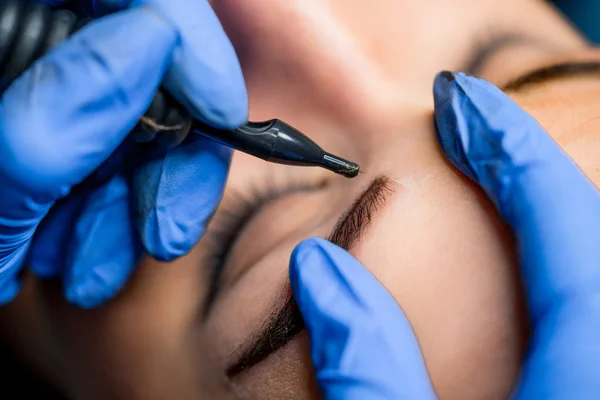 Permanente make-up tattoo op wenkbrauwen bij Beauty Salon. Vrouw met haar wenkbrauwen getint. Semi-permanente make-up voor wenkbrauwen. — Stockfoto