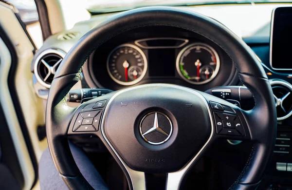 Vinnitsa, Oekraïne-april, 2019. Elektrische auto Mercedes stuurwiel en dashboard weergave. Moderne nieuwe Auto's te koop. — Stockfoto