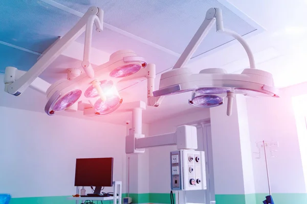 Обладнання та медичні пристрої в сучасній операційній кімнаті беруть з художнім освітленням та синім фільтром — стокове фото