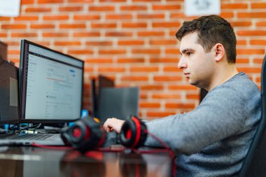 Programlama ve kodlama teknolojilerin geliştirilmesi. Web sitesi tasarımı. 