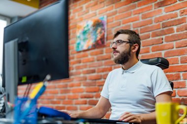 Programlama ve kodlama teknolojilerin geliştirilmesi. Web sitesi tasarımı. 