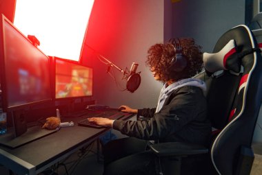 Profesyonel kız Gamer onun bilgisayarında video oyunu oynar. Seh