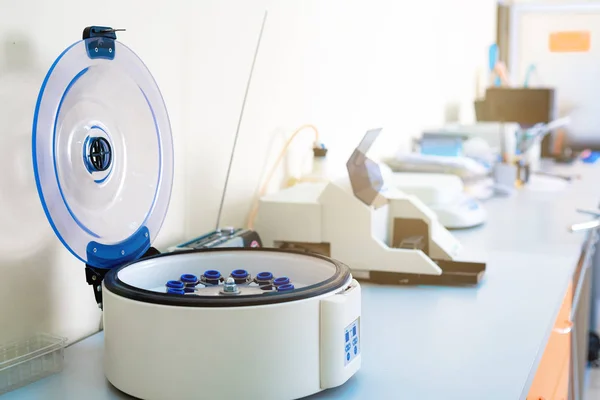 Máquinas centrífugas médicas en el hospital. Equipo médico. Blo. — Foto de Stock