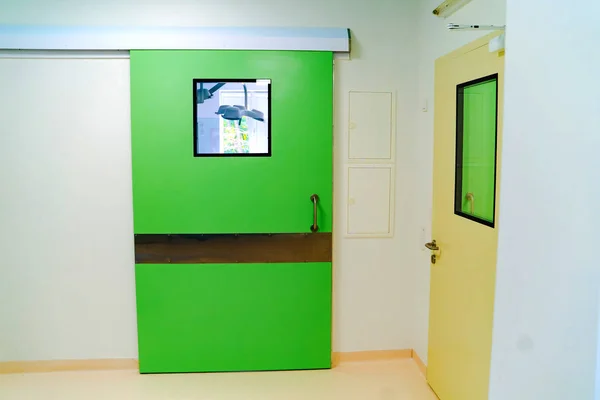 수술실의 닫힌 문. 현대 외과 클리닉 — 스톡 사진