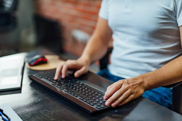 Imagen de primer plano de un hombre de negocios utilizando el teclado del ordenador — Foto de Stock