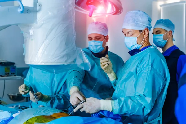 Spinale chirurgie. Groep chirurgen in operatiekamer met chirurgische apparatuur. Laminectomie. Moderne medische achtergrond — Stockfoto