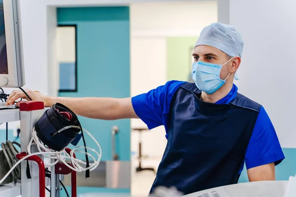 Radioloog in operatiekamer. Medisch team het uitvoeren van chirurgische operatie. Modern ziekenhuis — Stockfoto